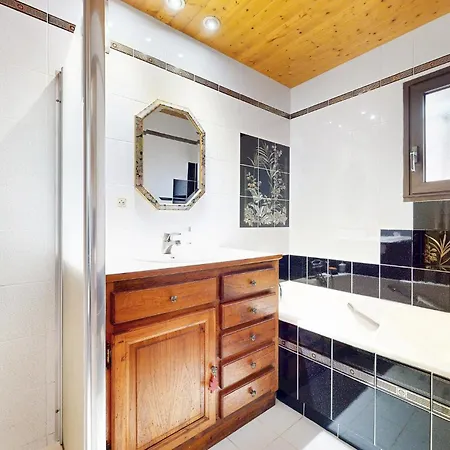 Feriehus Awesome In Sur